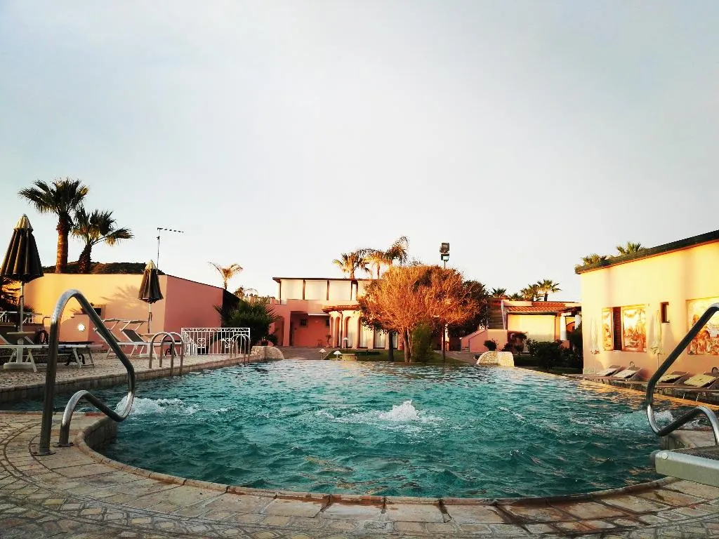 Pool, Eros, Palermo