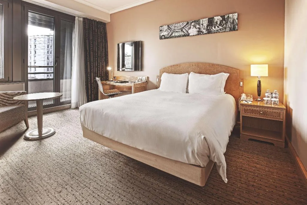 DOUBLE DELUXE QUEEN BED Room, Hilton Milan, Milan