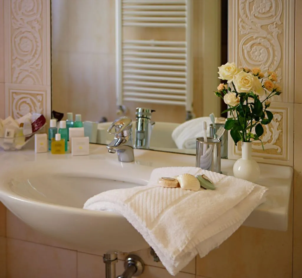 SINGLE STANDARD Room, Carlton Capri, Venice