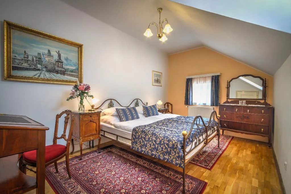 FAMILY ROOM CAPACITY 4 Room, Red Lion, Prague
