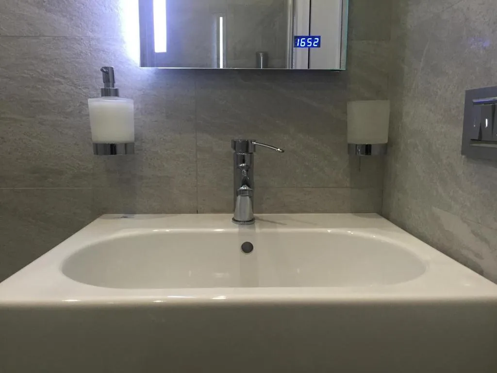 Room, Picaflor, Milan