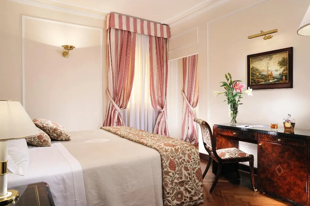 DOUBLE SUPERIOR Room, De la Ville, Florence