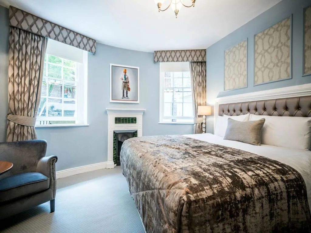 DOUBLE STANDARD Room, Staunton's on the Green, Dublin