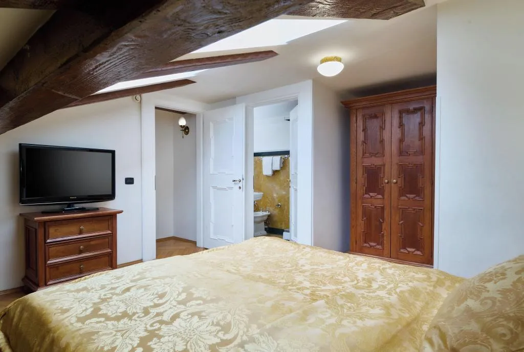 SUITE DELUXE Room, Charles Bridge Palace, Prague