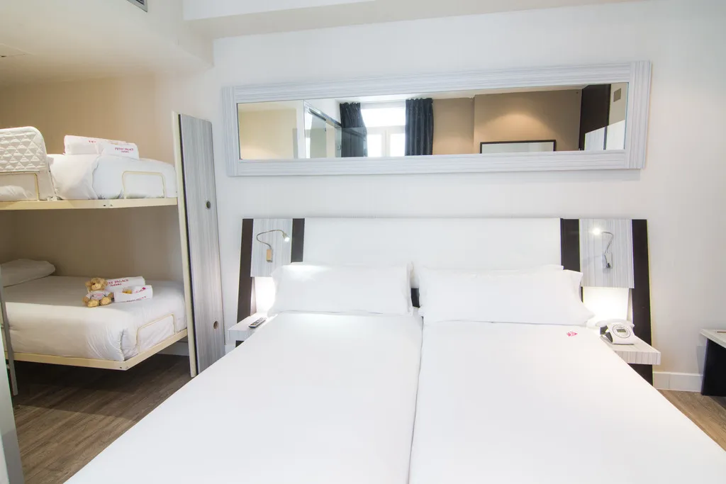 QUADRUPLE STANDARD Room, Petit Palace Arenal, Madrid