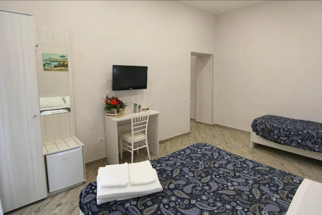 Room, B B Alla Ferrovia, Naples