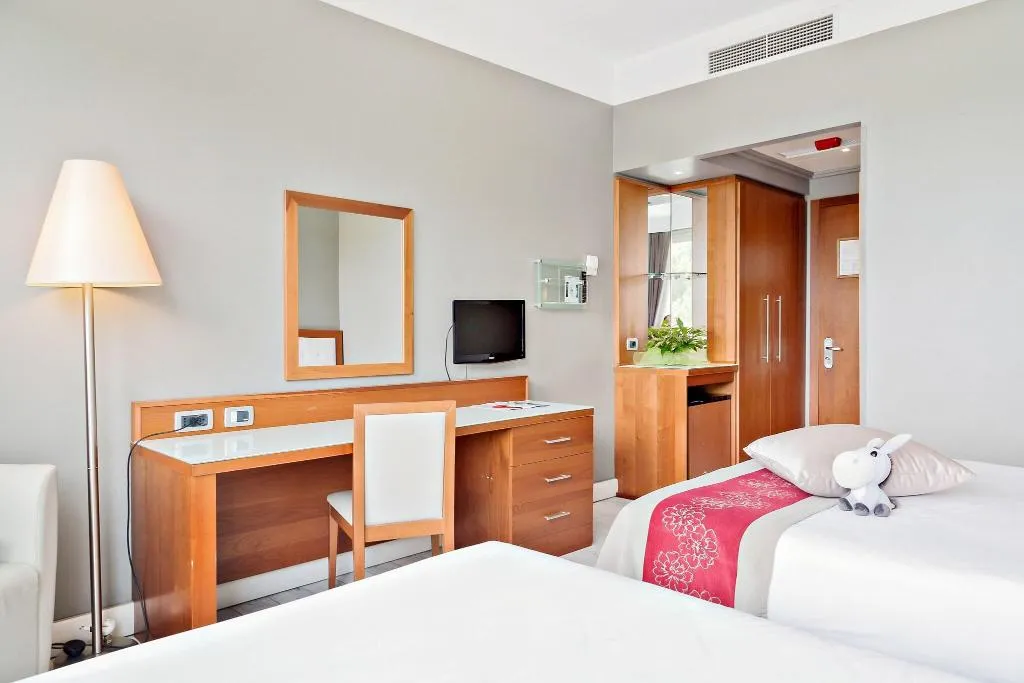 QUADRUPLE TWO DOUBLE BEDS Room, Italiana Hotels Florence, Florence