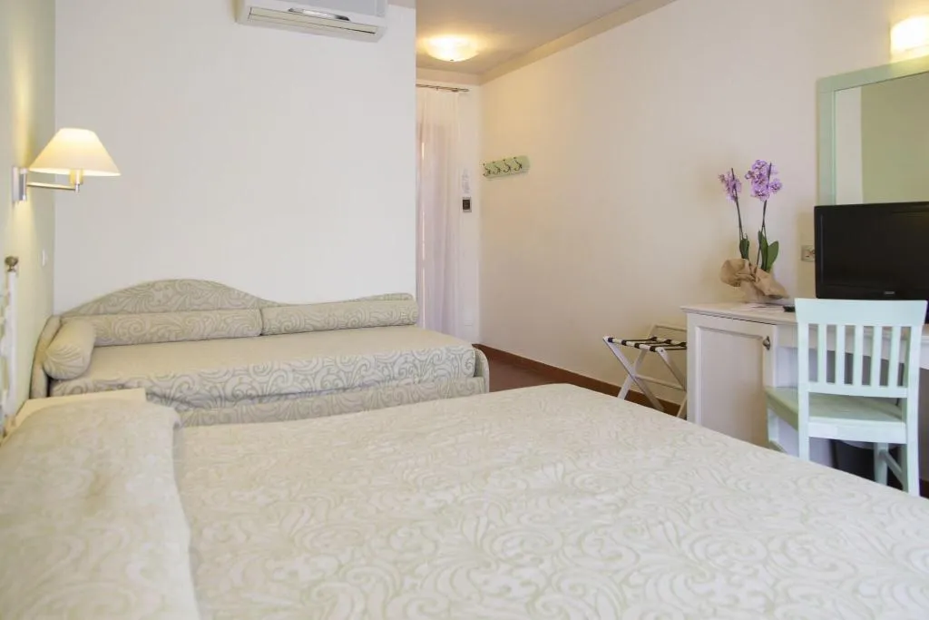 TRIPLE TWO BEDS Room, Blu hotel Laconia Village, Olbia