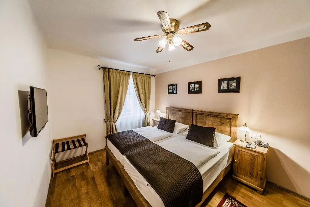 QUADRUPLE RIVER VIEW Room, Archibald at the Charles Bridge, Prague
