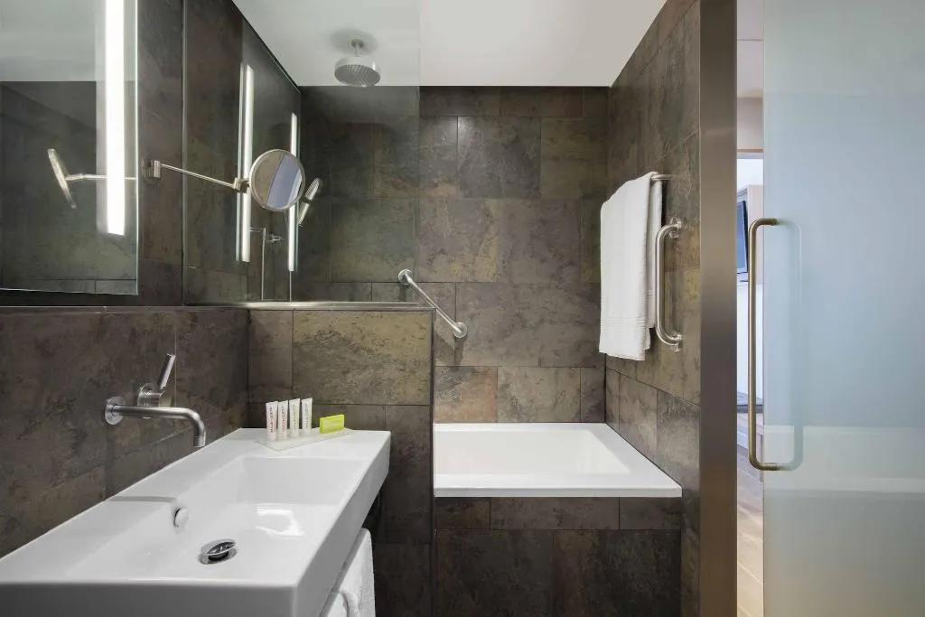 TWIN DELUXE Room, Le Meridien Barcelona, Barcelona