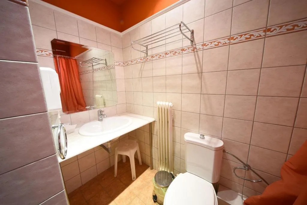 Room, Mont Helmos, Athens