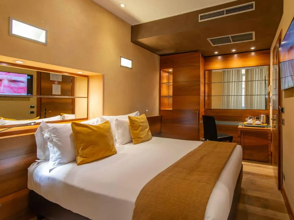 DOUBLE SUPERIOR Room, Tritone, Rome