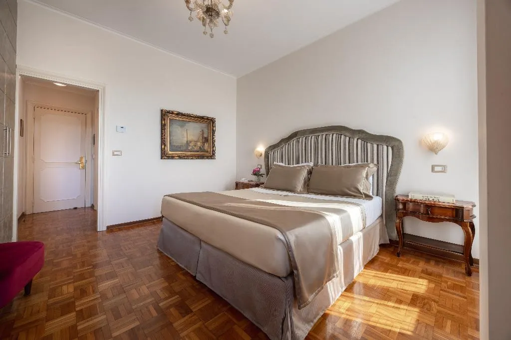 DOUBLE SUPERIOR Room, Forum, Rome
