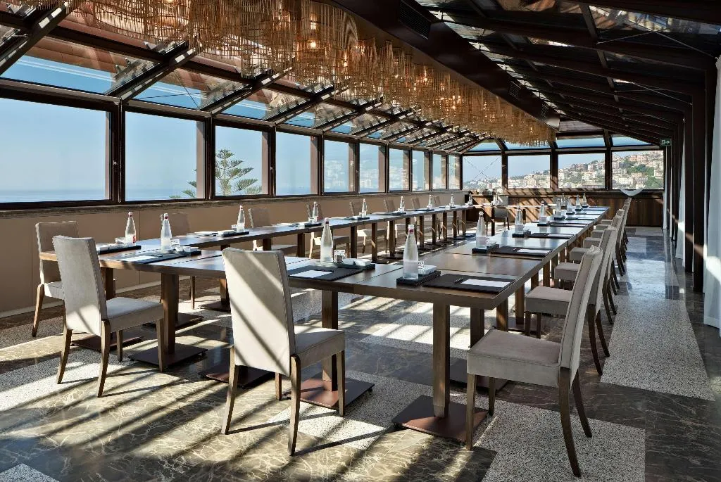 Conferences, de Bonart Naples-Curio Collection by Hilton, Naples