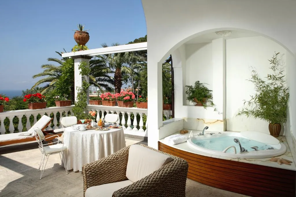 SUITE DELUXE SEA VIEW Room, Grand Hotel Cocumella, Naples