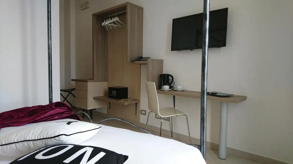 QUADRUPLE STANDARD Room, Centrale, Catania