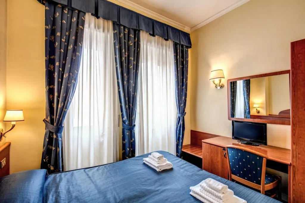 DOUBLE STANDARD Room, Laura, Rome