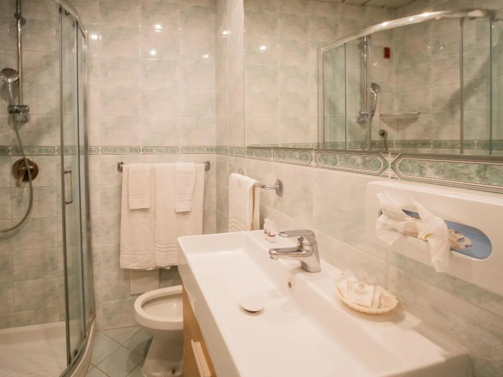 QUADRUPLE KING BED ONE BEDROOM  Room, Hotel Cristina, Naples