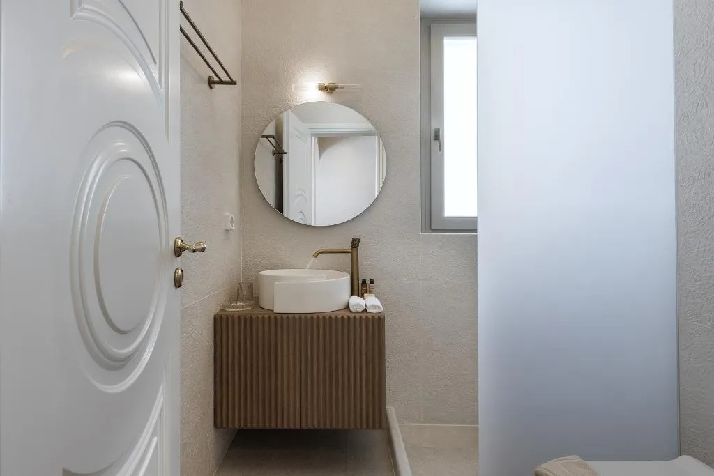 JUNIOR SUITE EXECUTIVE KING BED Room, La Madeleine Oia, Santorini
