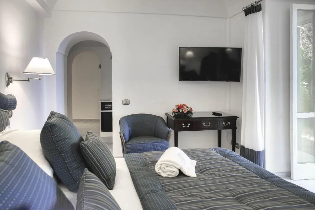 DOUBLE CLASSIC KING BED Room, Hotel Palazzo Confalone, Naples