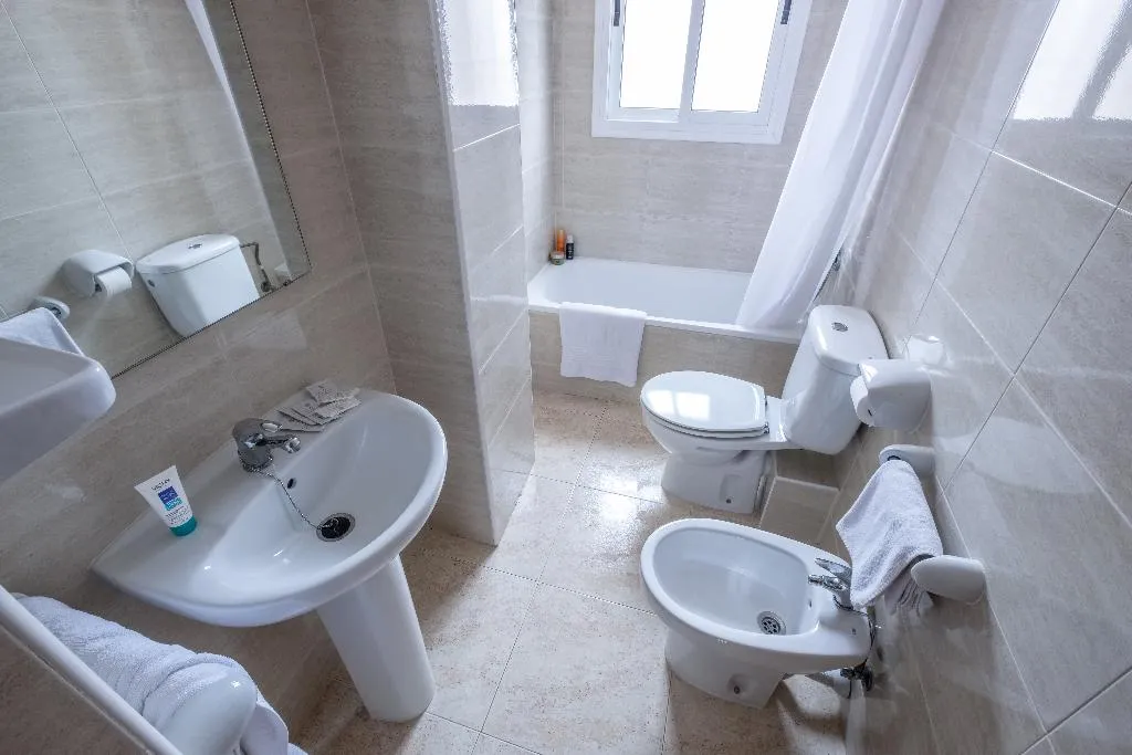APARTMENT CAPACITY 4 TWO BEDROOMS Room, Apartamentos California, Costa Dorada