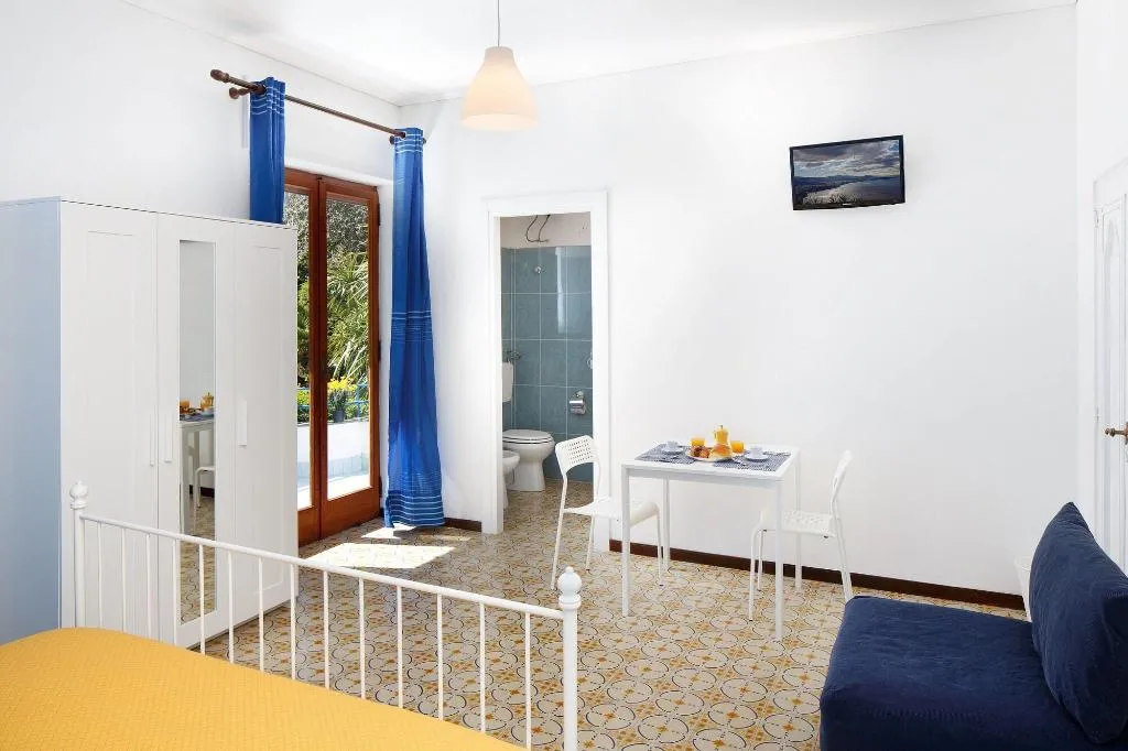 Room, B&b Sorrento Sunshine, Naples