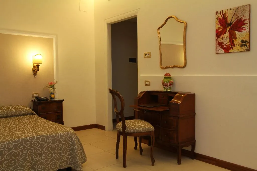 Double or Twin CLASSIC WITH BALCONY Room, Hotel Alpha, Naples