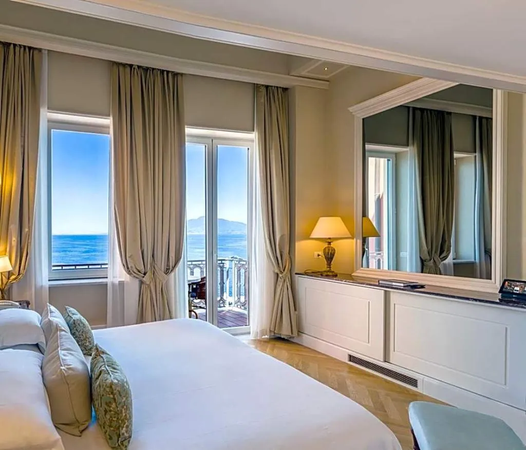 JUNIOR SUITE DELUXE Room, Grand Hotel Excelsior Vittoria Spa, Naples