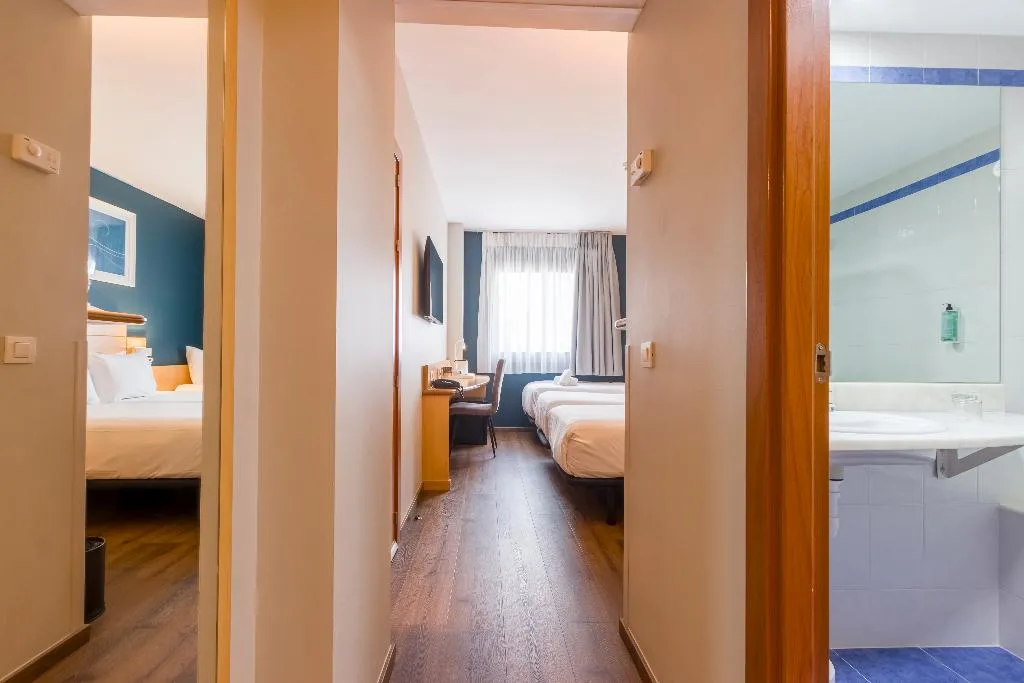 Double or Twin CAPACITY 3 Room, Travelodge Madrid Alcala de Henares, Madrid