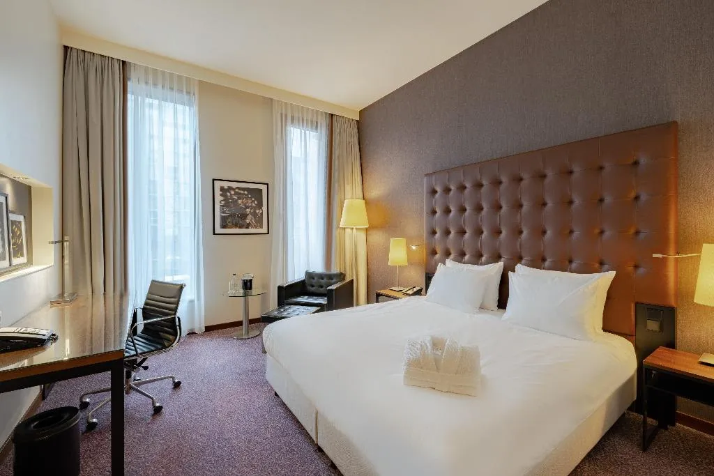 DOUBLE PREMIUM KING BED Room, Crowne Plaza Amsterdam-South, Amsterdam