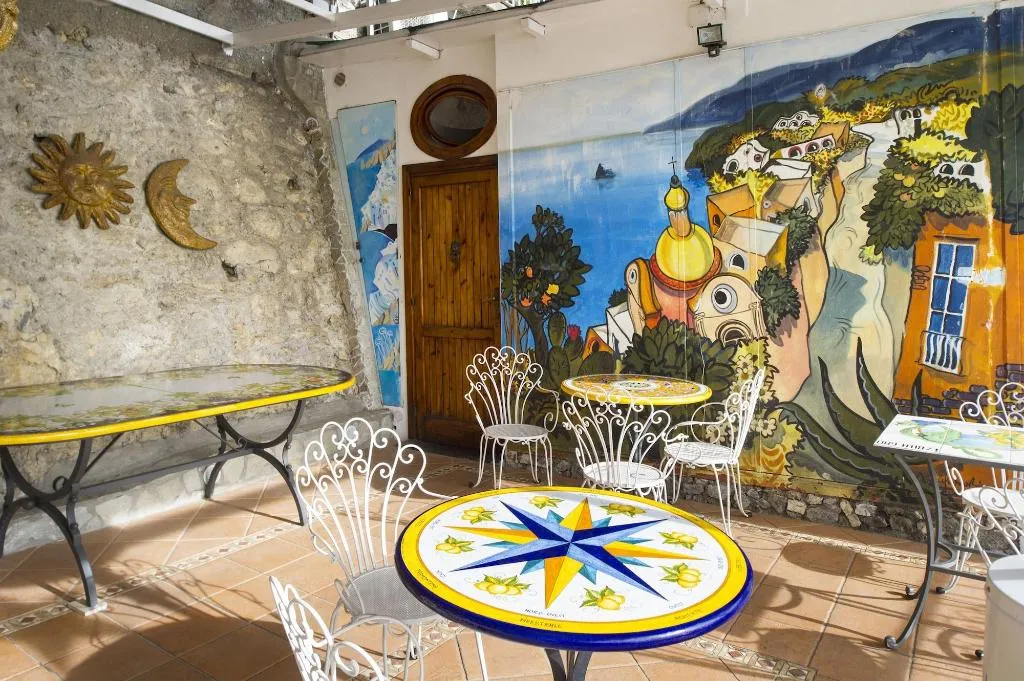 Room, La Maliosa D' Arienzo, Naples