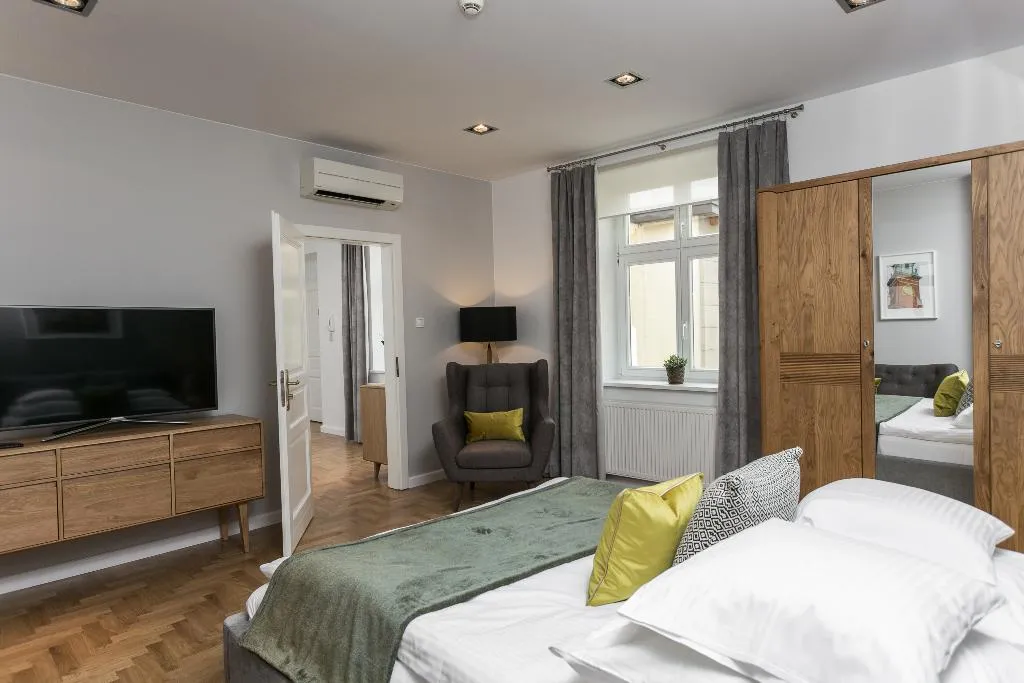 APARTMENT CAPACITY 4 ONE BEDROOM Room, Venetian House Market Square Aparthotel, Krakow