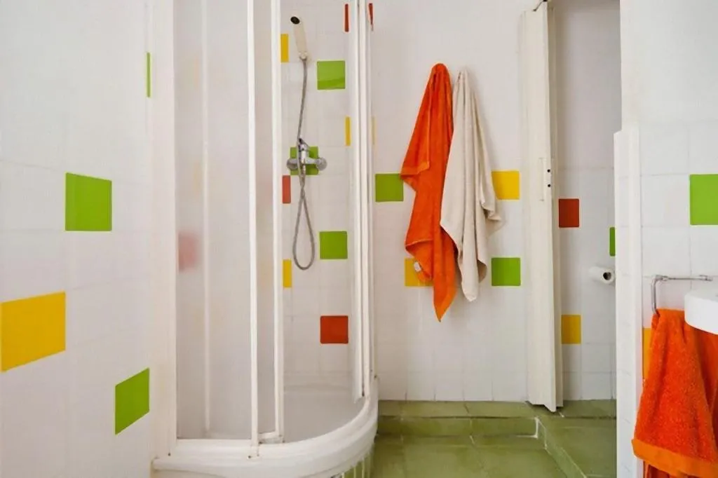 Room, Nisia, Barcelona