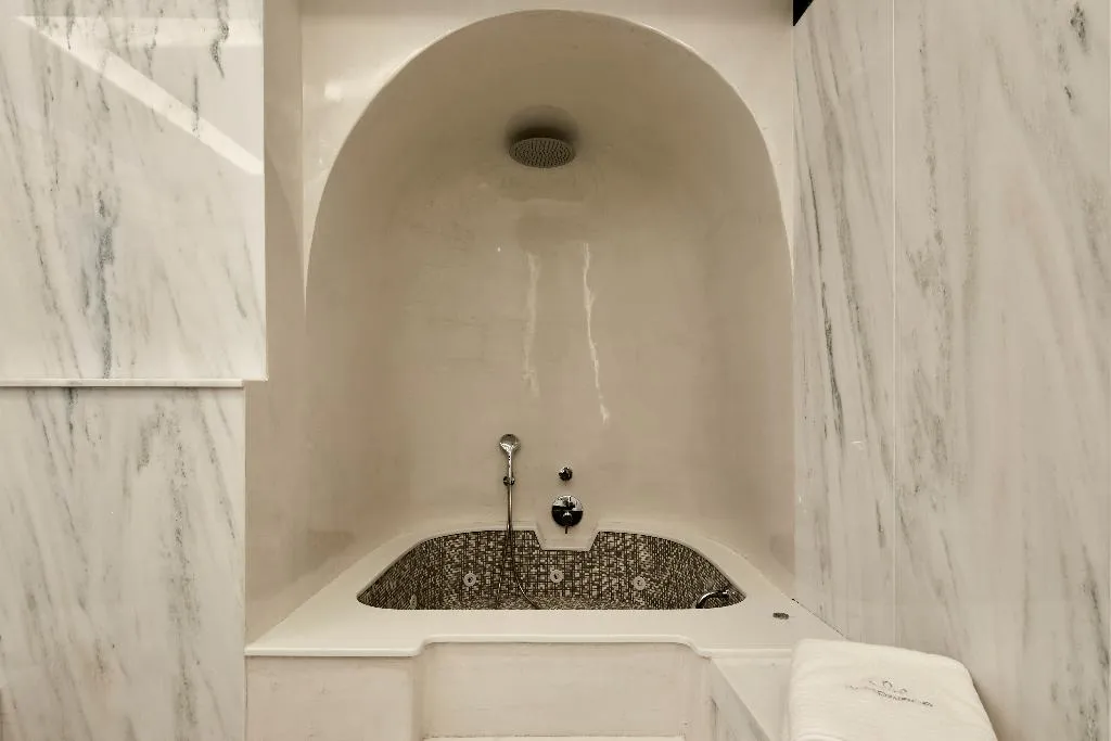 SUITE DELUXE WITH JACUZZI Room, Petit Palace, Santorini