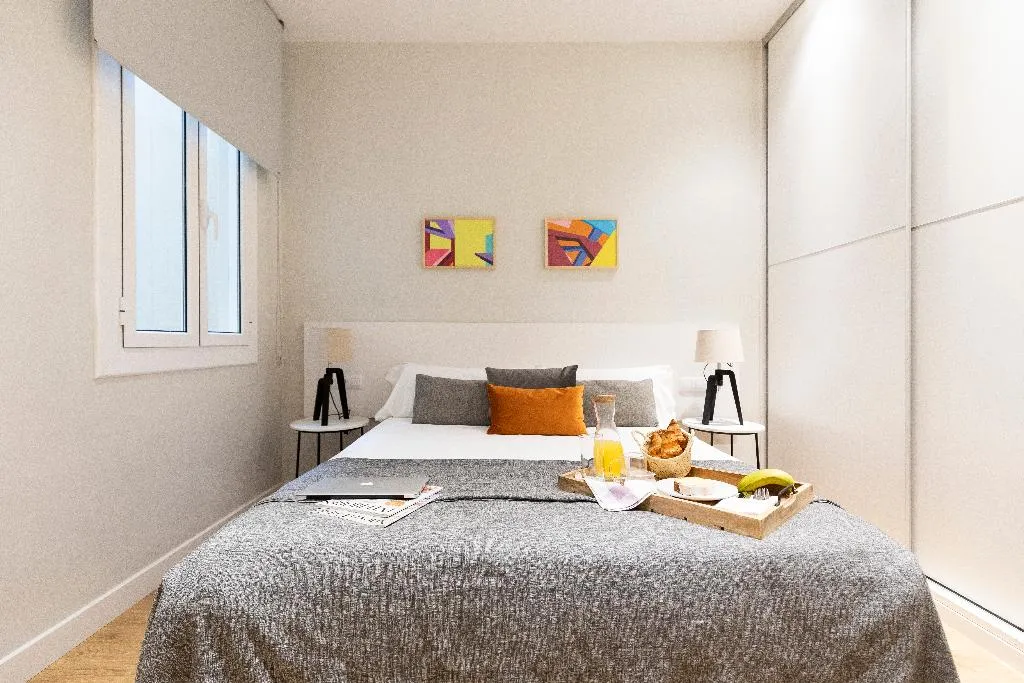 APARTMENT CAPACITY 6 THREE BEDROOM Room, Aspasios Urquinaona Design, Barcelona