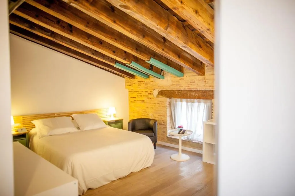Room, Host & Home, Valencia
