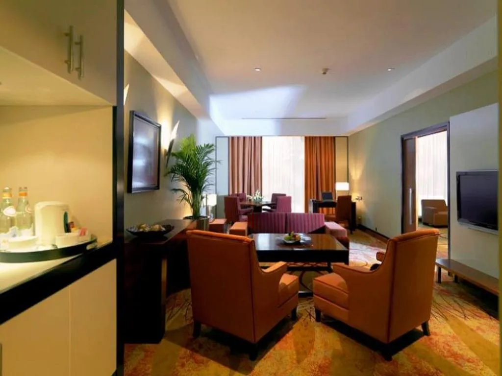 SUITE CLUB Room, Millennium Airport Hotel Dubai, Dubai