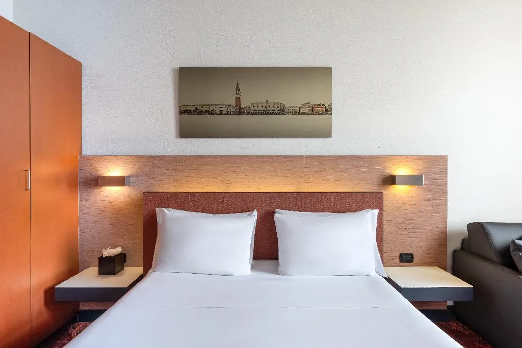 Double or Twin DELUXE CANAL VIEW Room, Eurostars Cannaregio, Venice