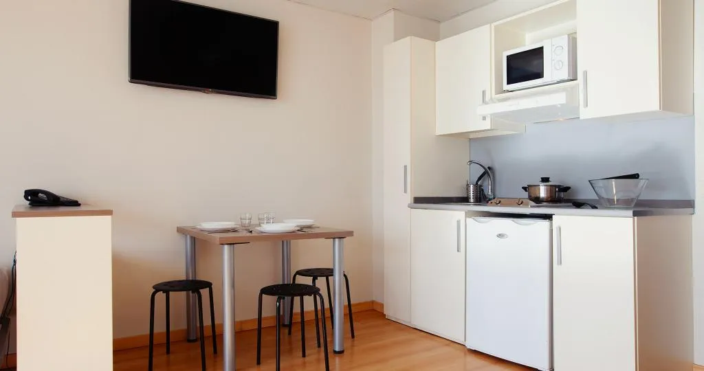 FAMILY ROOM CAPACITY 3 Room, Vertice Roomspace Madrid, Madrid