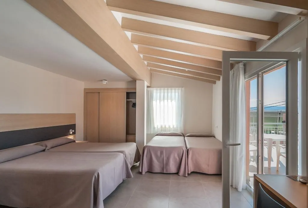 QUADRUPLE STANDARD Room, San Luis, Valencia