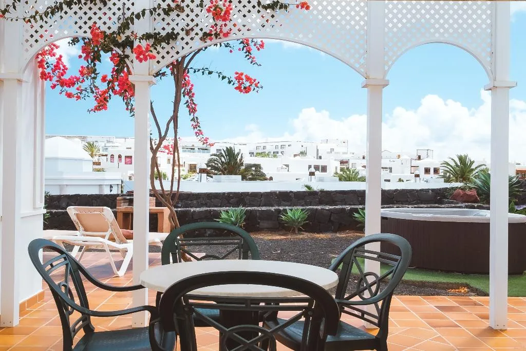 BUNGALOW WITH JACUZZI Room, Apartamentos LIVVO Coloradamar, Lanzarote