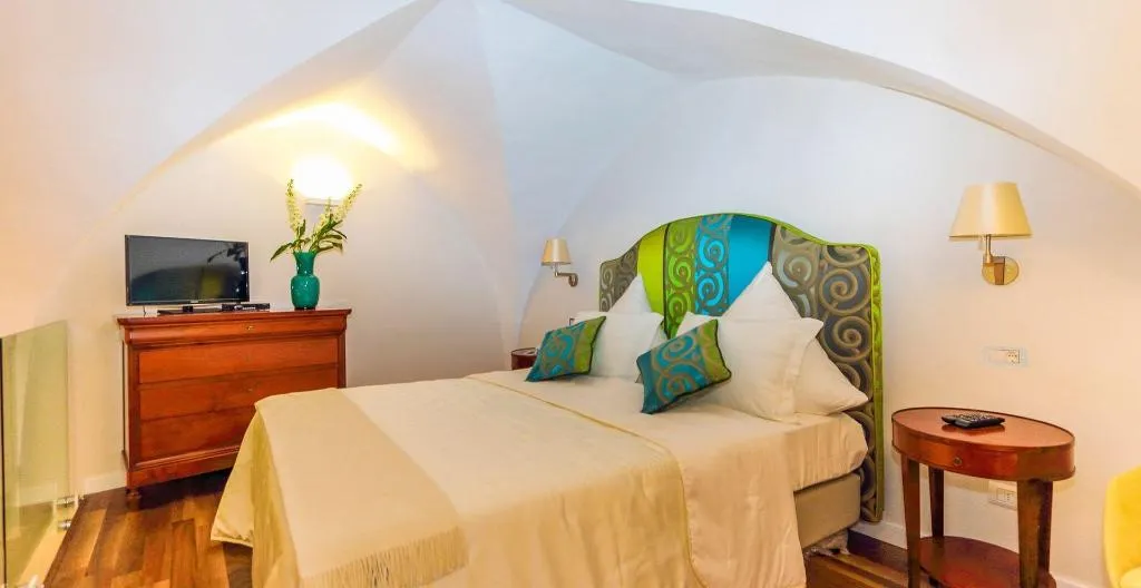 Room, Diecisedici, Naples