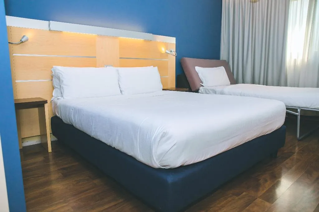 DOUBLE QUEEN SIZE BED Room, Holiday Inn Express Milan-Malpensa Airport, Milan