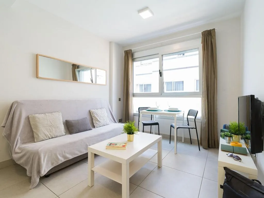 Room, Tusity Yeah, Gran Canaria