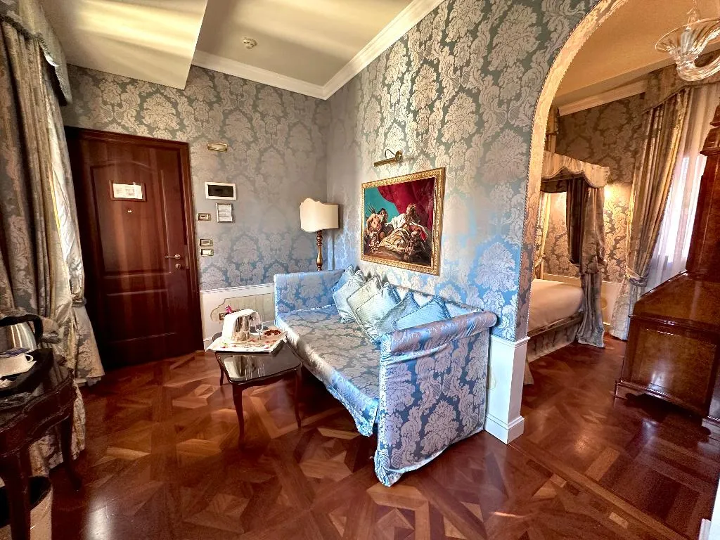 JUNIOR SUITE CAPACITY 4 Room, Canal Grande, Venice