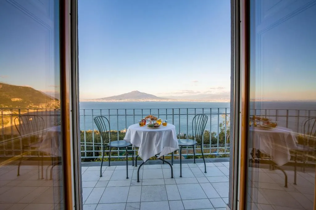 Room, Villa Mariagiovanna, Naples
