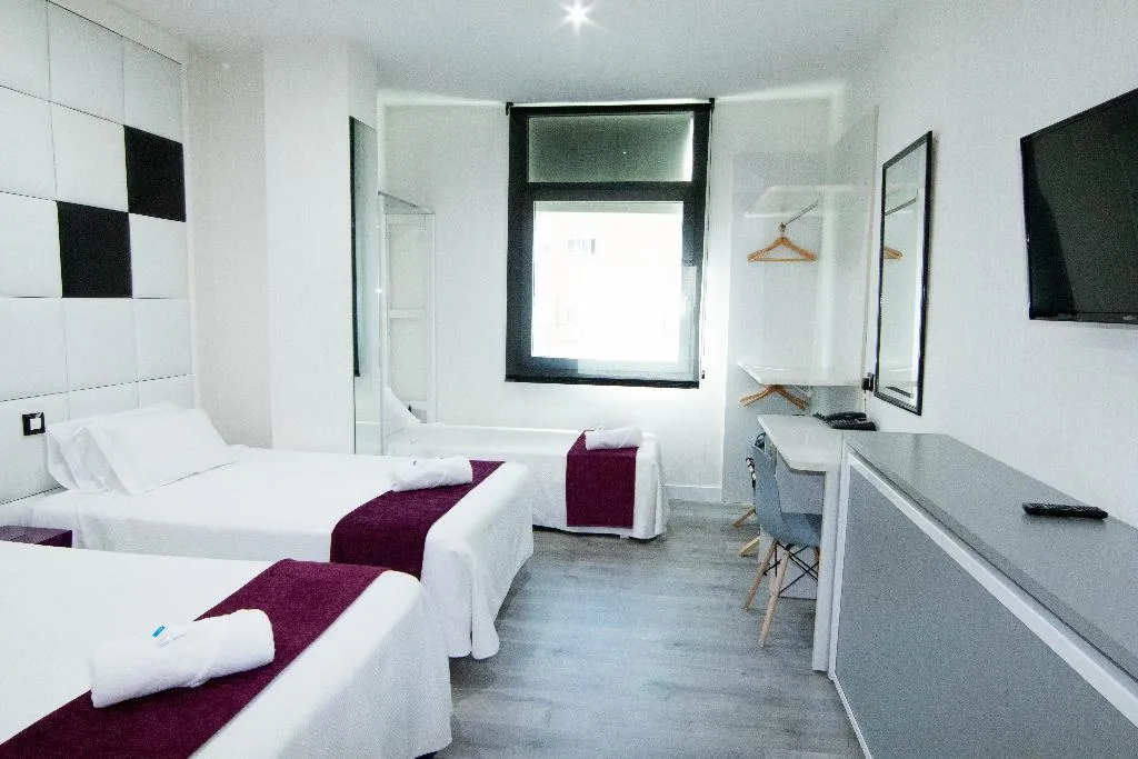 FAMILY ROOM CAPACITY 4 Room, Avenida de España, Madrid