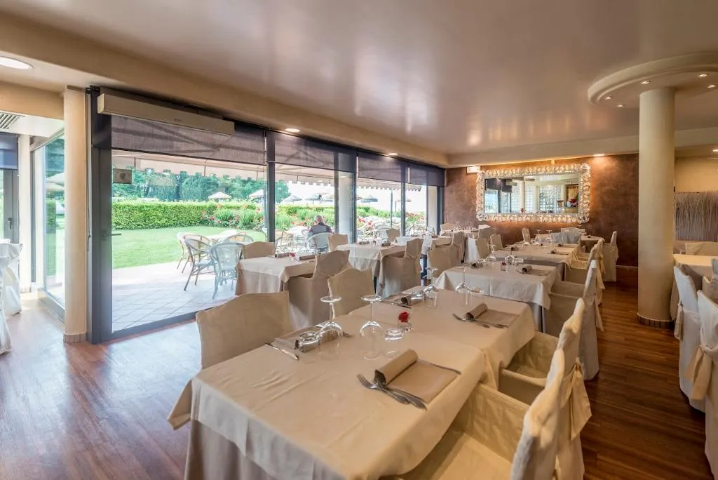 Restaurant, Yachting Hotel Mistral, Milan