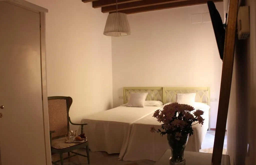 Room, Life Select San Bernardo, Seville