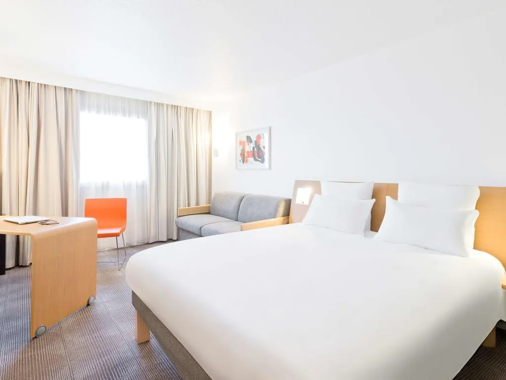 DOUBLE EXECUTIVE QUEEN BED Room, Novotel Barcelona Cornella, Barcelona